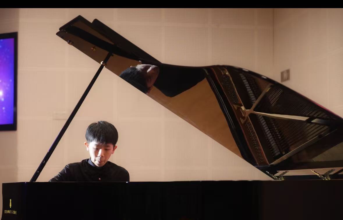 李晨涛在三角钢琴前演奏