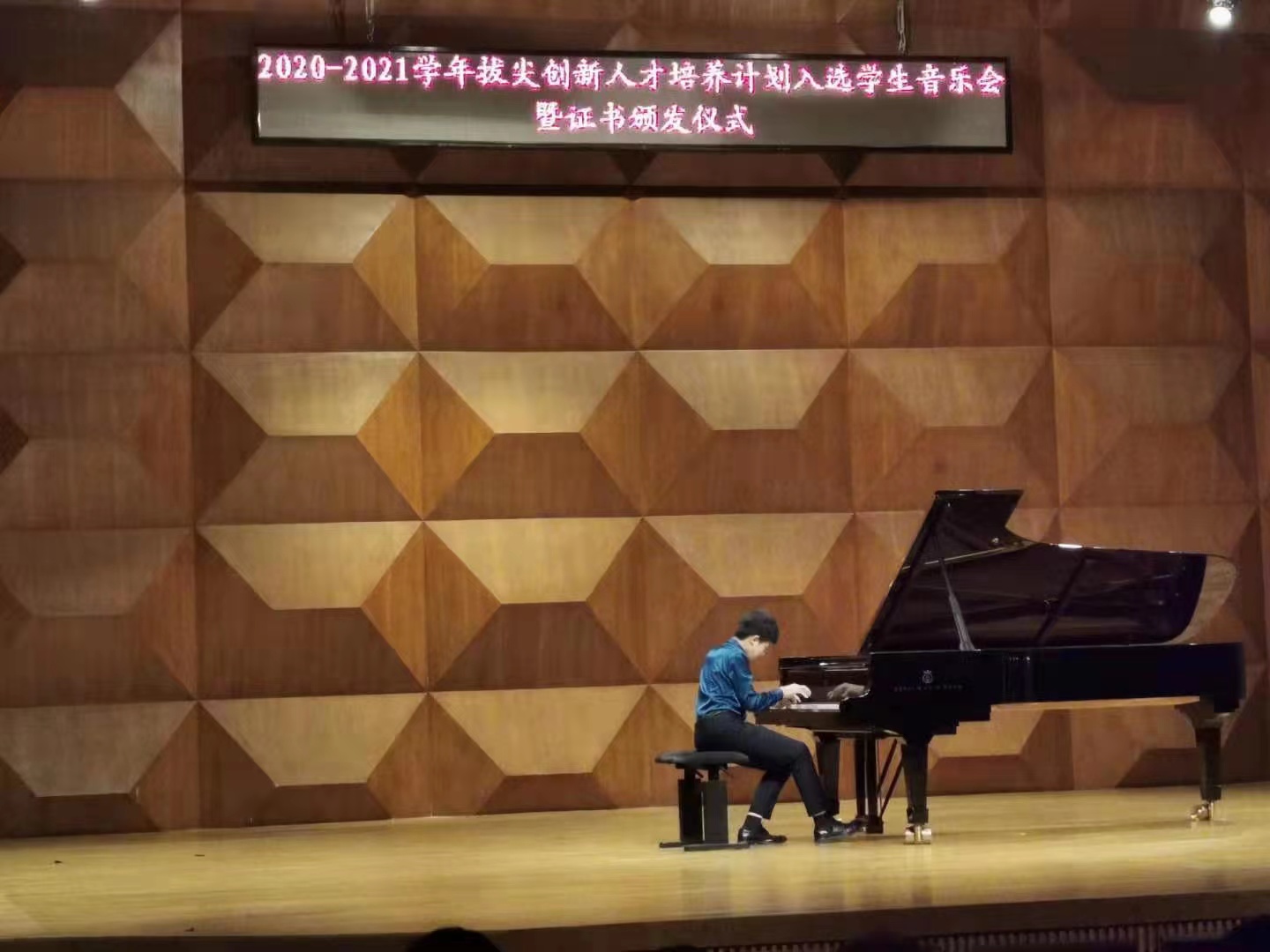 培养计划音乐会现场的钢琴演奏